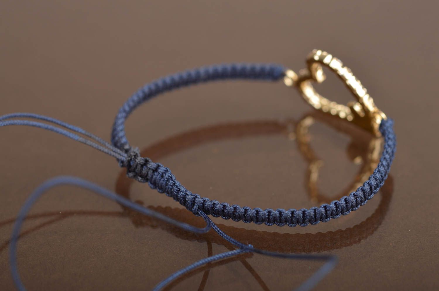 Плетеный браслет из текстильных шнуров с разделителем в виде сердечка синий  фото 5