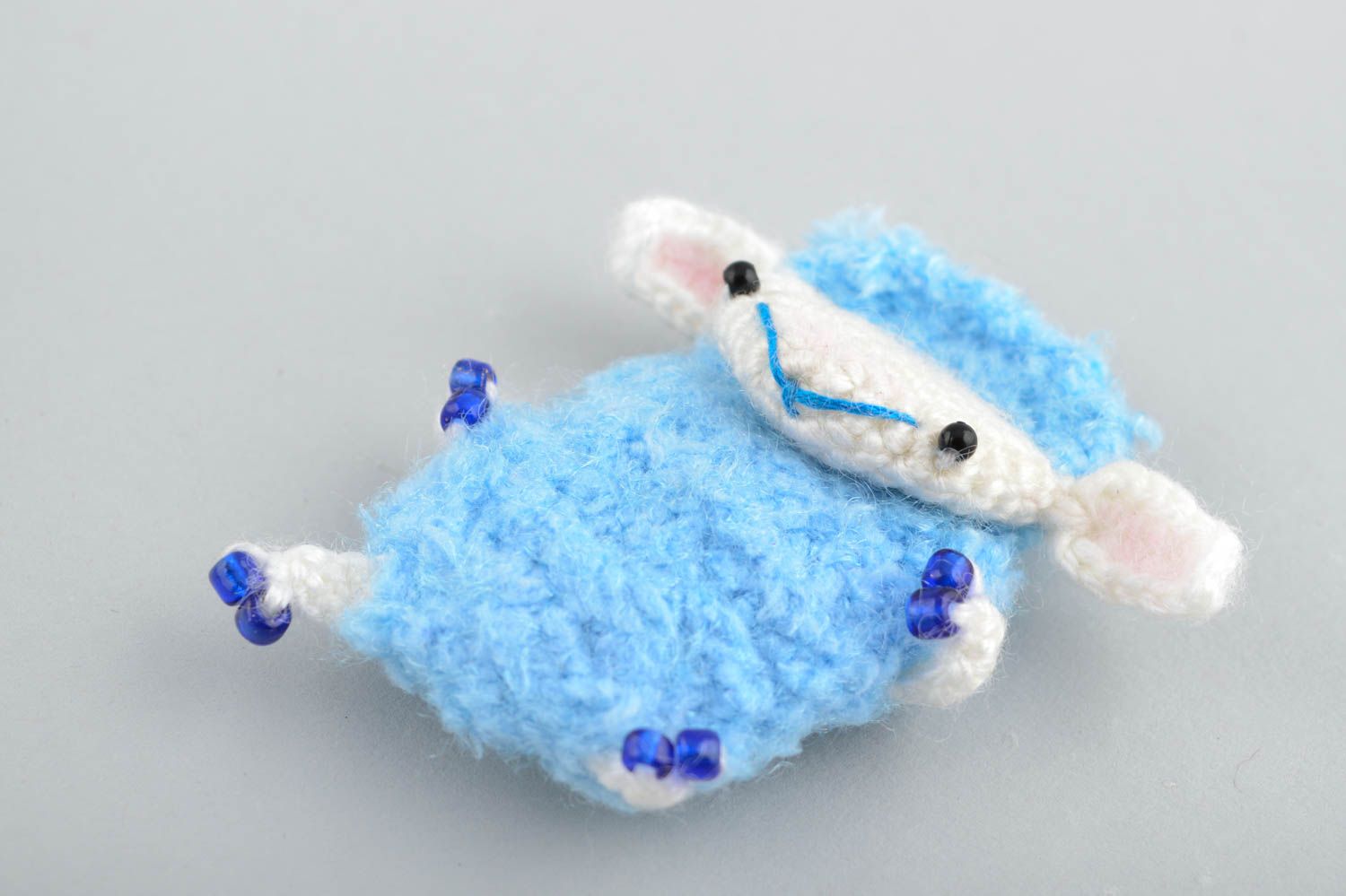 Мягкая вязаная игрушка магнит в виде овечки маленькая голубая ручной работы фото 3