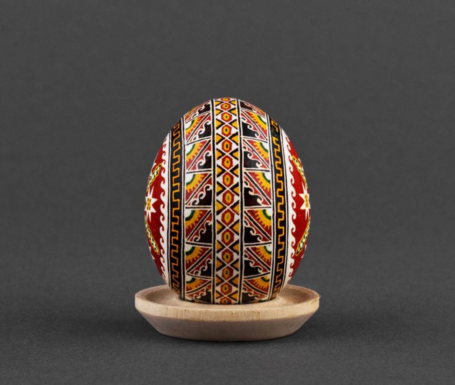 L'uovo di Pasqua ucraino a mano L'uovo decorativo fatto a mano L'uovo pasquale
 foto 3