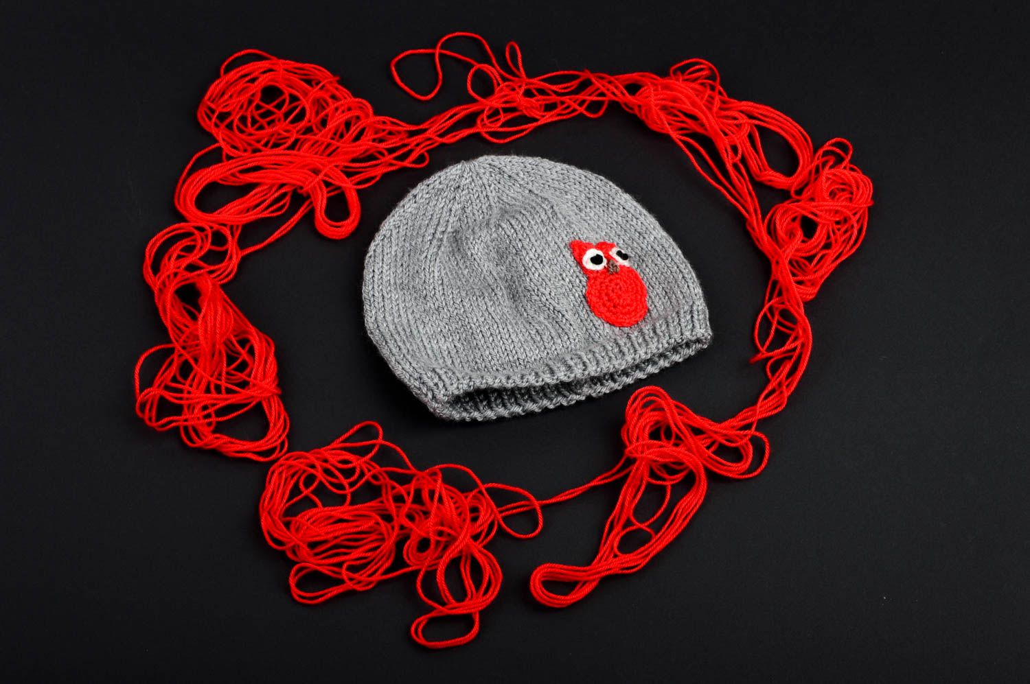 Вязаная шапка ручной работы зимняя шапка серая с красным детская шапка фото 1