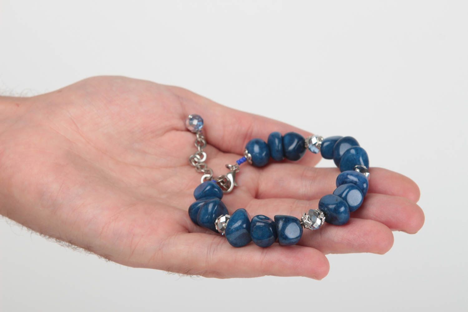 Blaues schönes originelles handgemachtes Armband mit Naturstein und Glasperlen foto 5