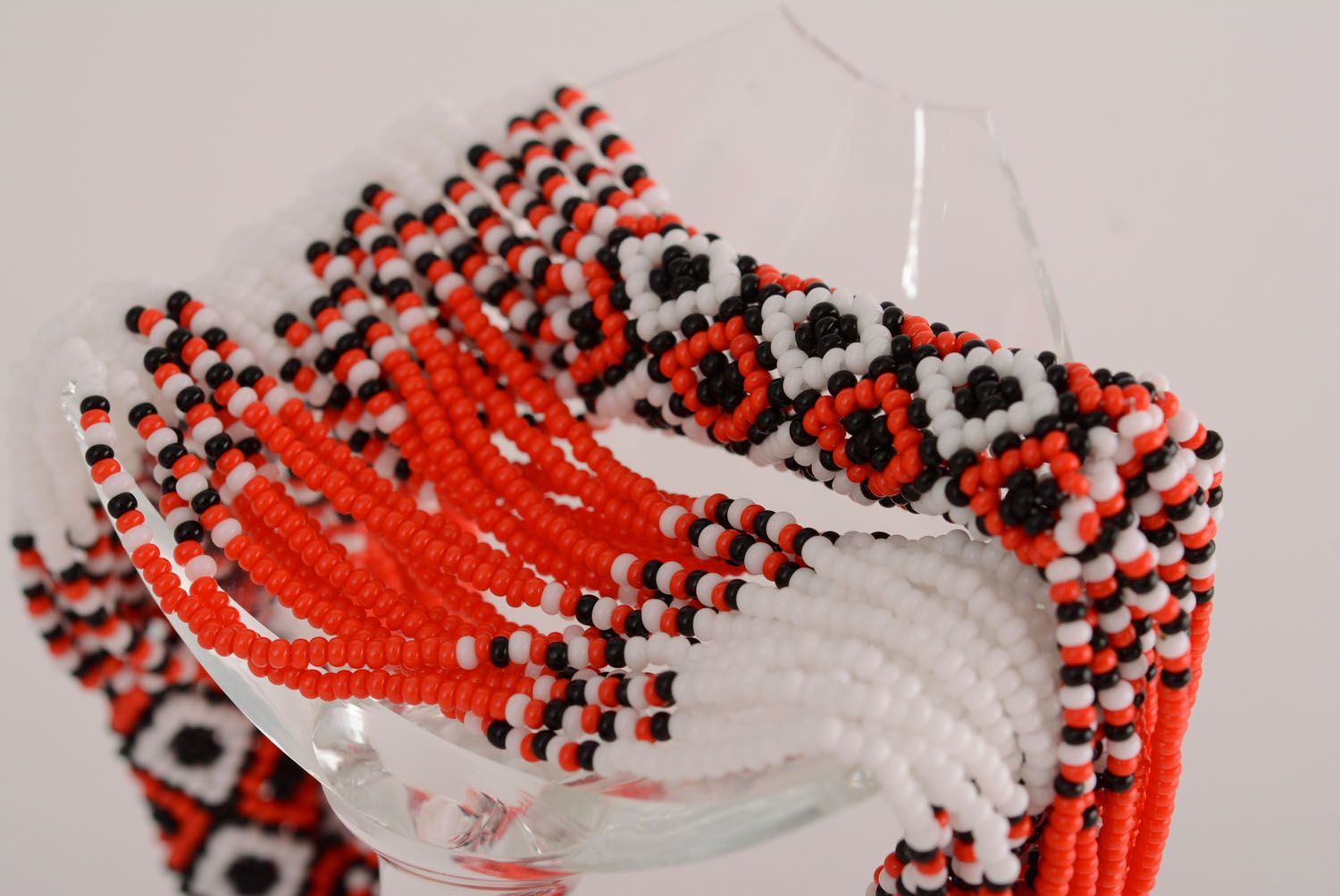 Colar de miçangas feito à mão em branco e vermelho em estilo étnico  foto 2