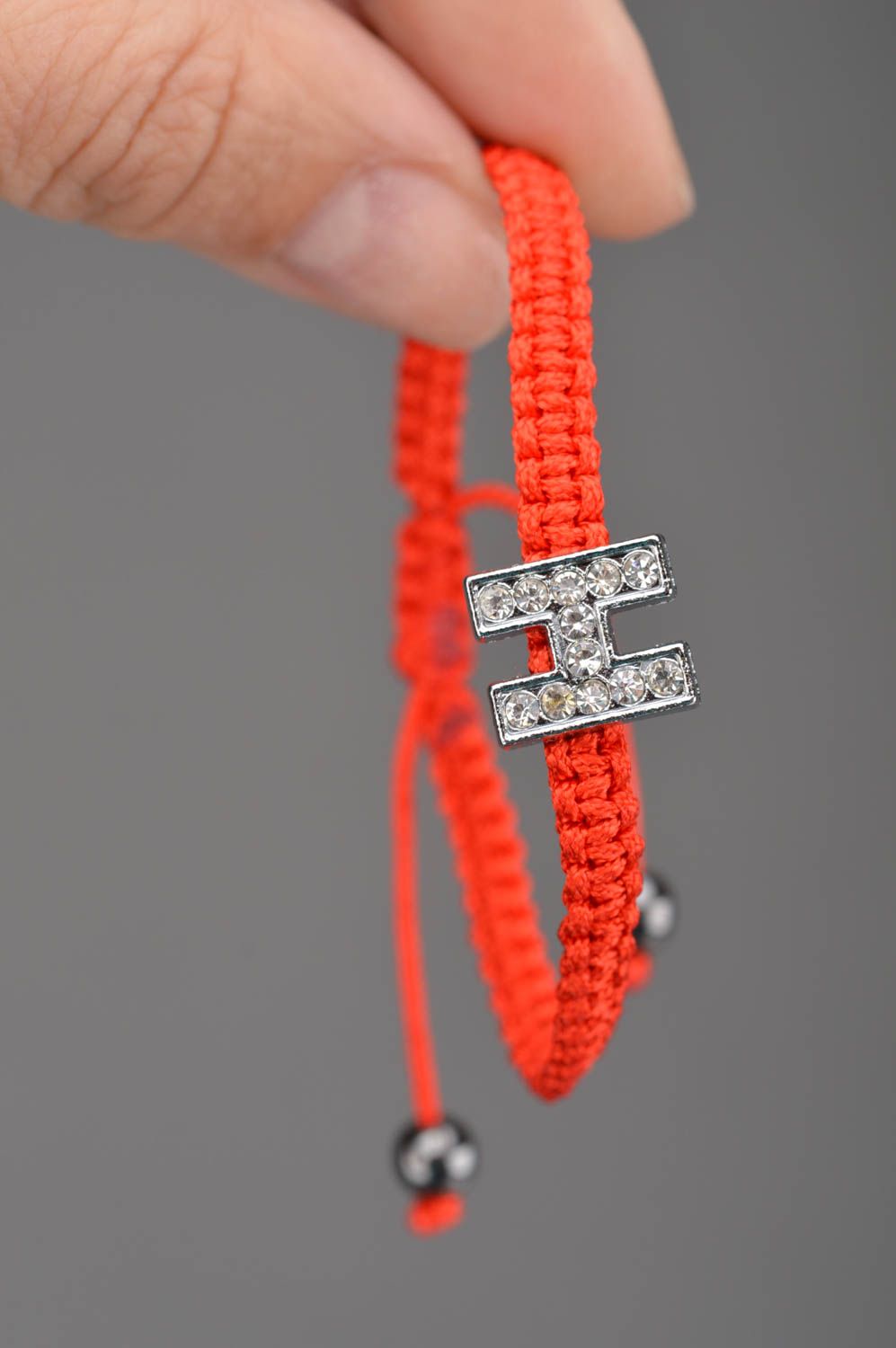 Тонкий браслет из текстильных шнуров с вставкой в виде буквы Н и бусинками фото 2