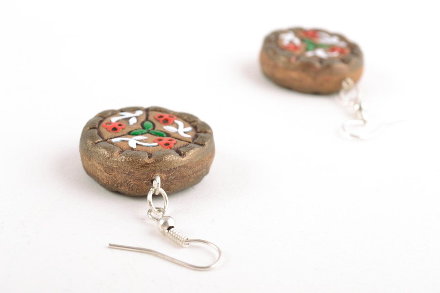 Handmade round ceramic dangling earrings with flowers painted with acrylics photo 4