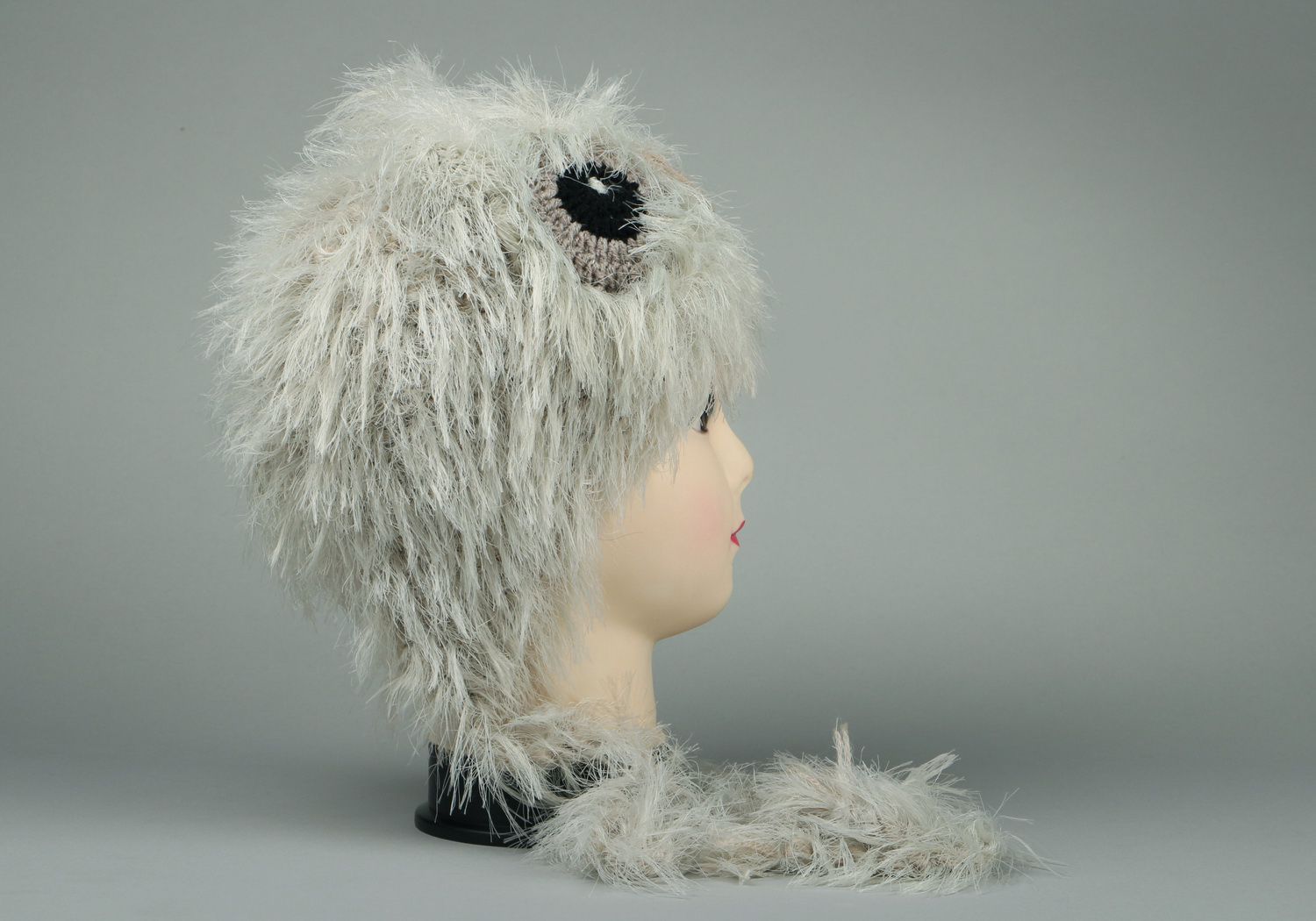 Knitted hat made of wool mixture with artificial fur photo 3