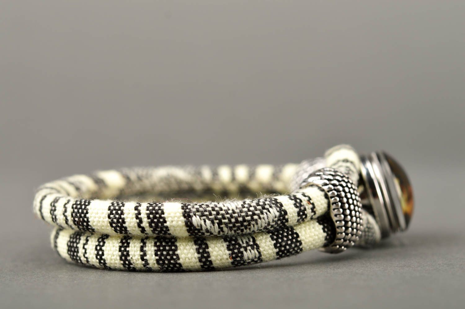Черно-белый браслет ручной работы текстильный браслет авторское украшение фото 4
