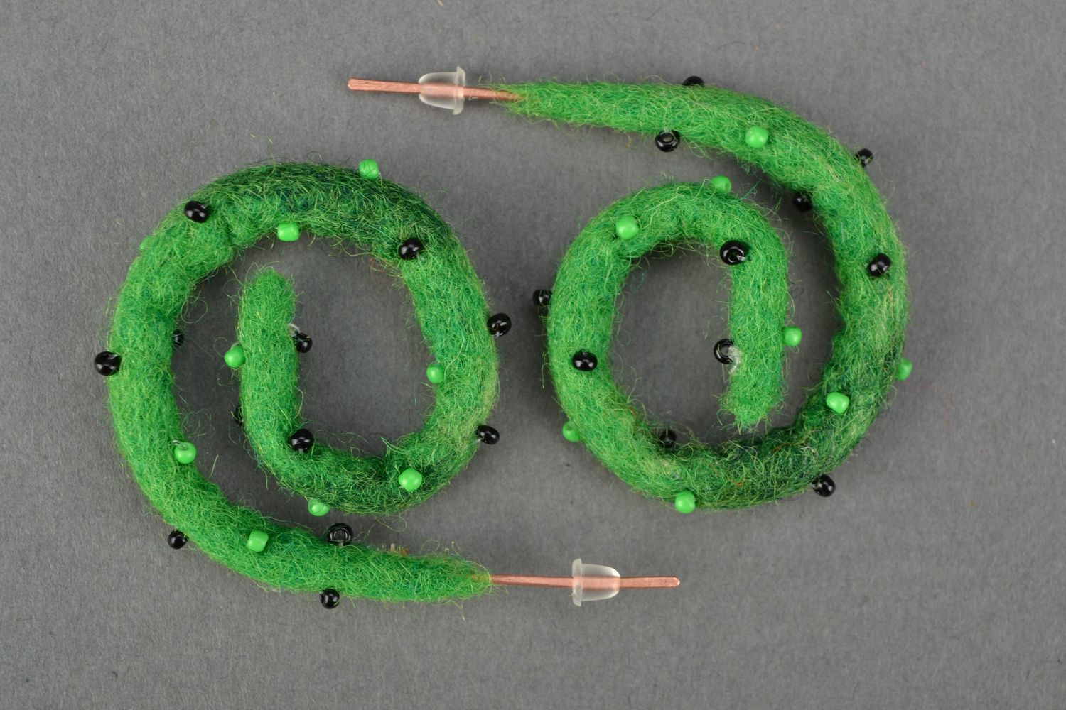 Серьги в технике валяния из шерсти на медной основе wire wrap Зеленые баранки фото 3