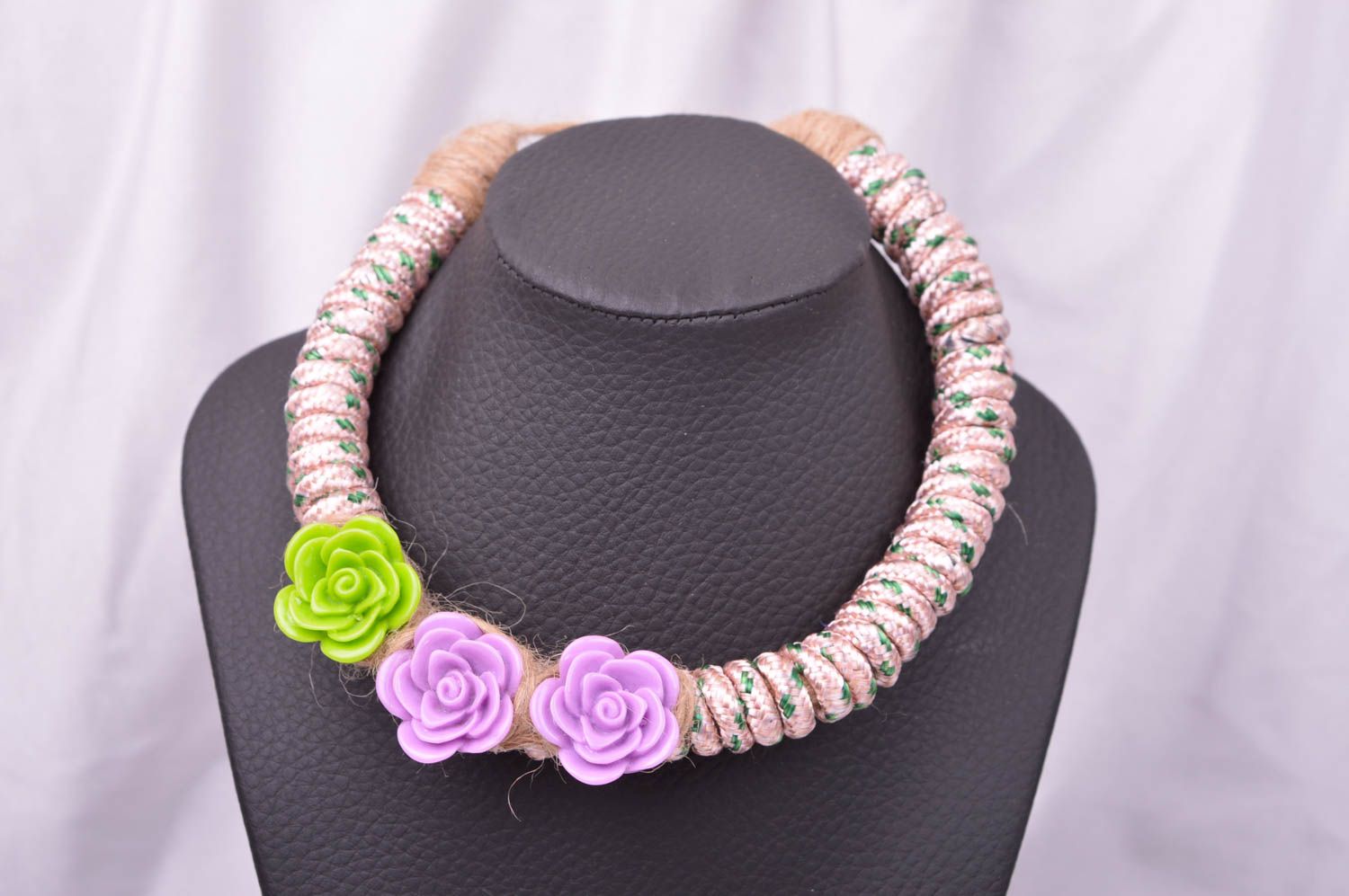 Collar artesanal de cuerda con flores bisutería fina accesorio femenino foto 1