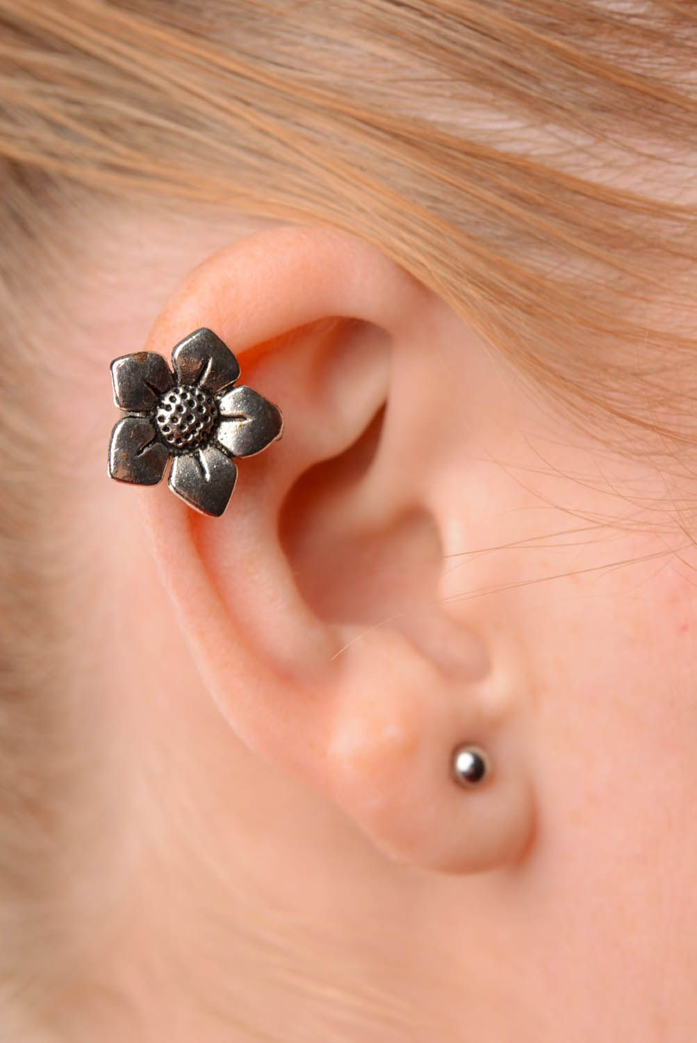 Boucle d'oreille cuff Fleur écarlate faite main photo 3