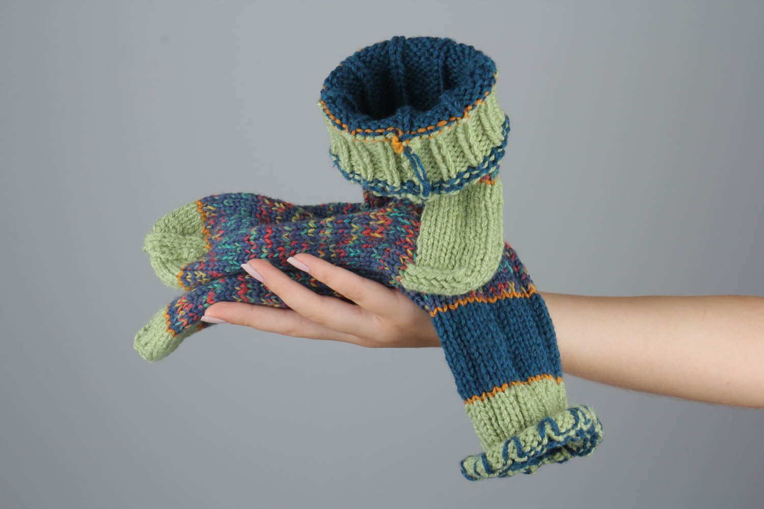 Meias quentes infantis tricotadas de lã natural à mão  foto 5