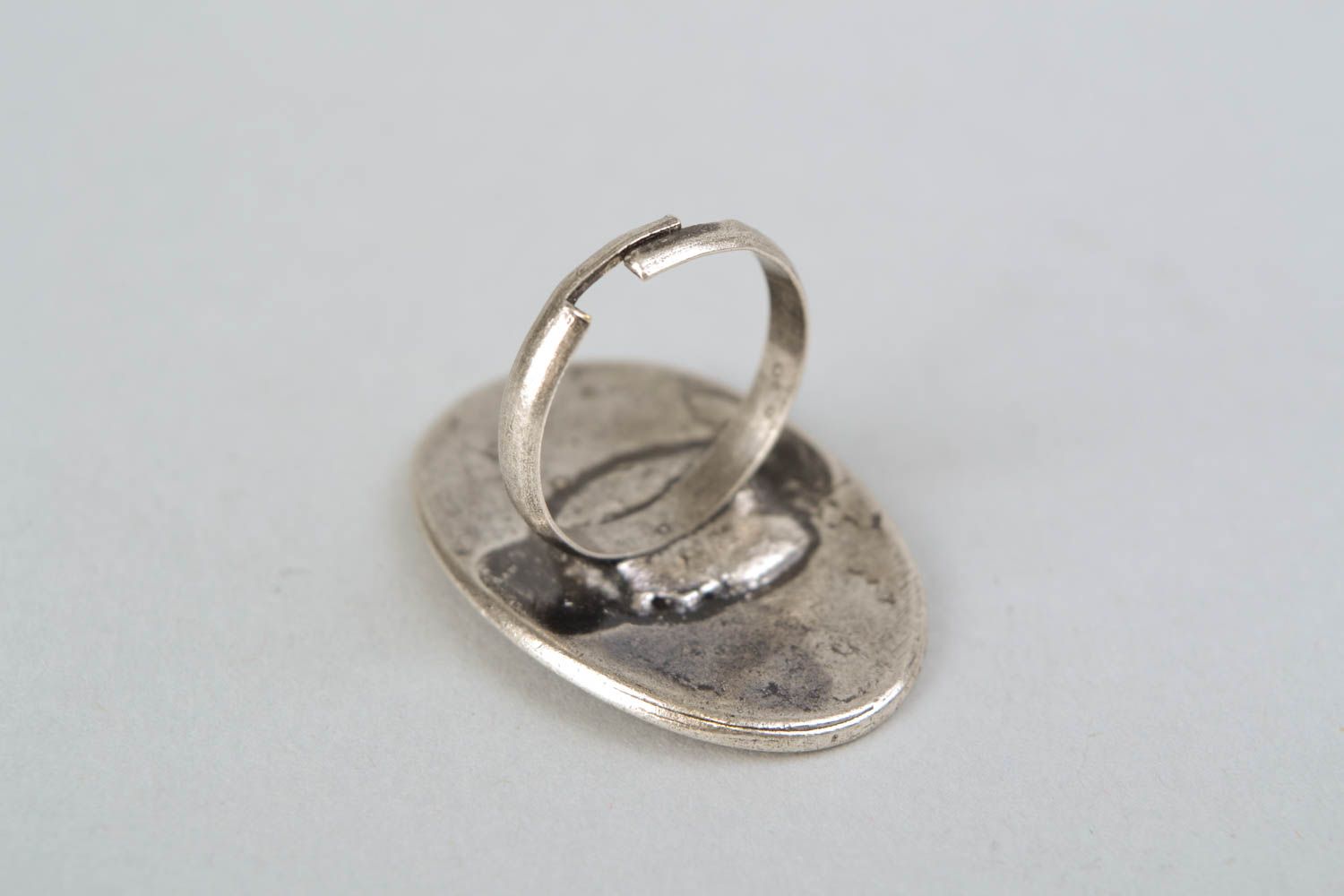 Ovaler handmade Ring aus Metall foto 4