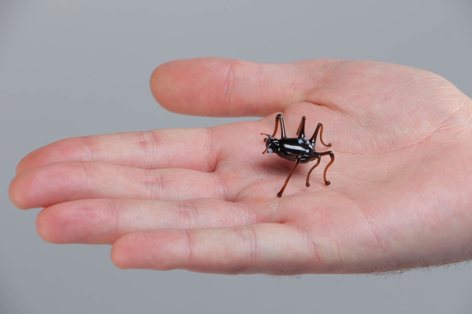Фигурка паука из стекла в технике лэмпворк ручной работы коричневая миниатюрная фото 5