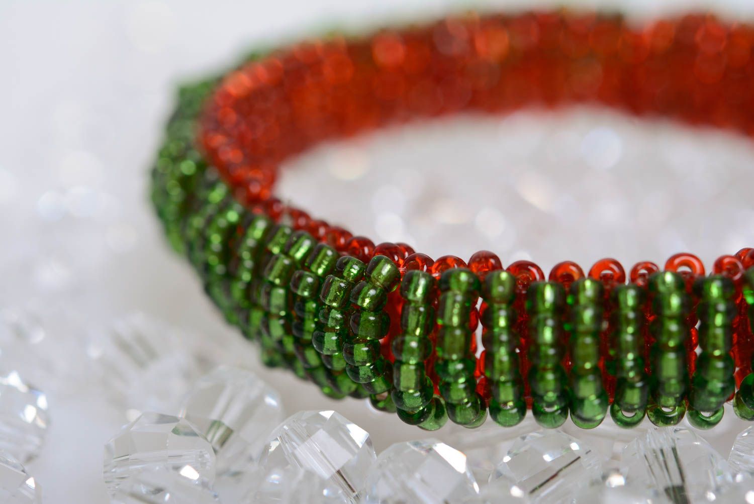Bracelet en perles de rocailles fait main vert rouge de design bijou de créateur photo 5