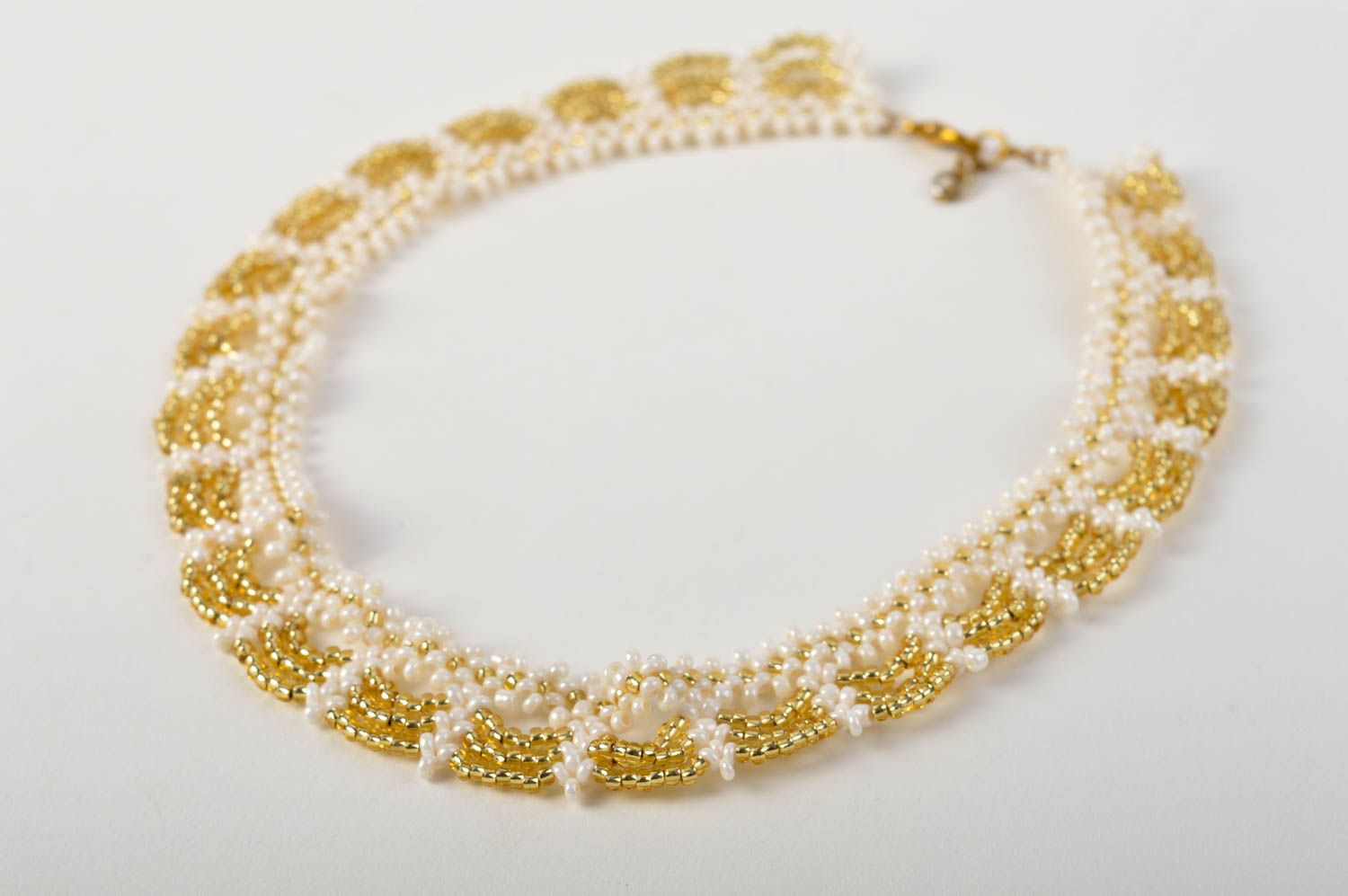 Collier en perles de rocaille Bijou fait main blanc-doré design Cadeau femme photo 2