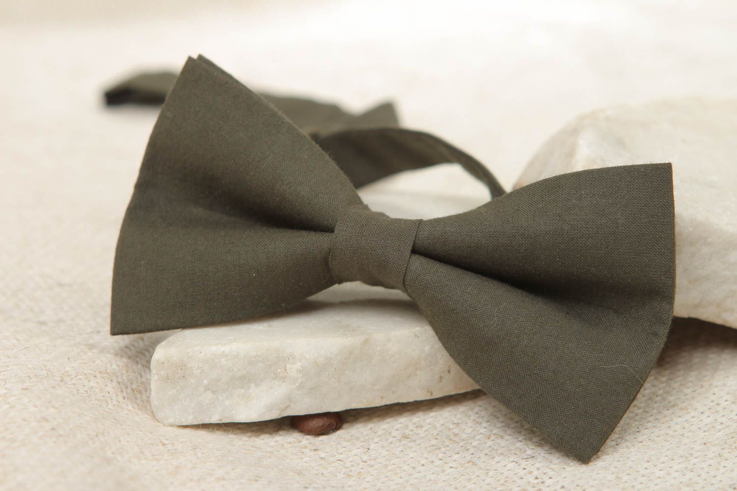 Текстильный галстук-бабочка из хлопка серый фото 5