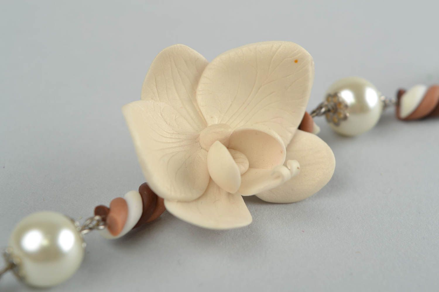 Bracelet en pâte polymère et perles fantaisie avec fleur fait main beige-marron photo 5