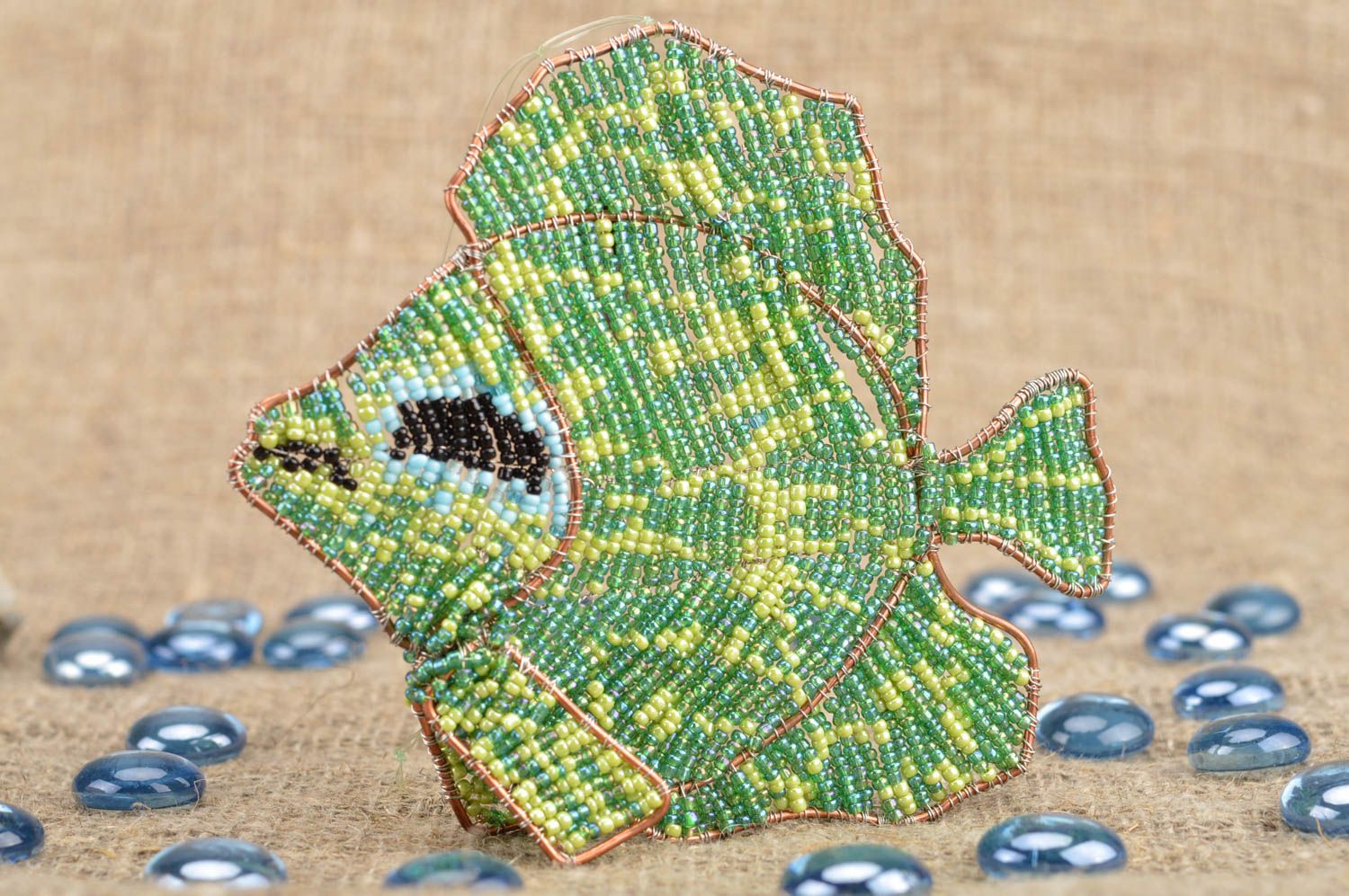 Интерьерная подвеска из бисера рыбка ручной работы красивая авторская зеленая фото 1
