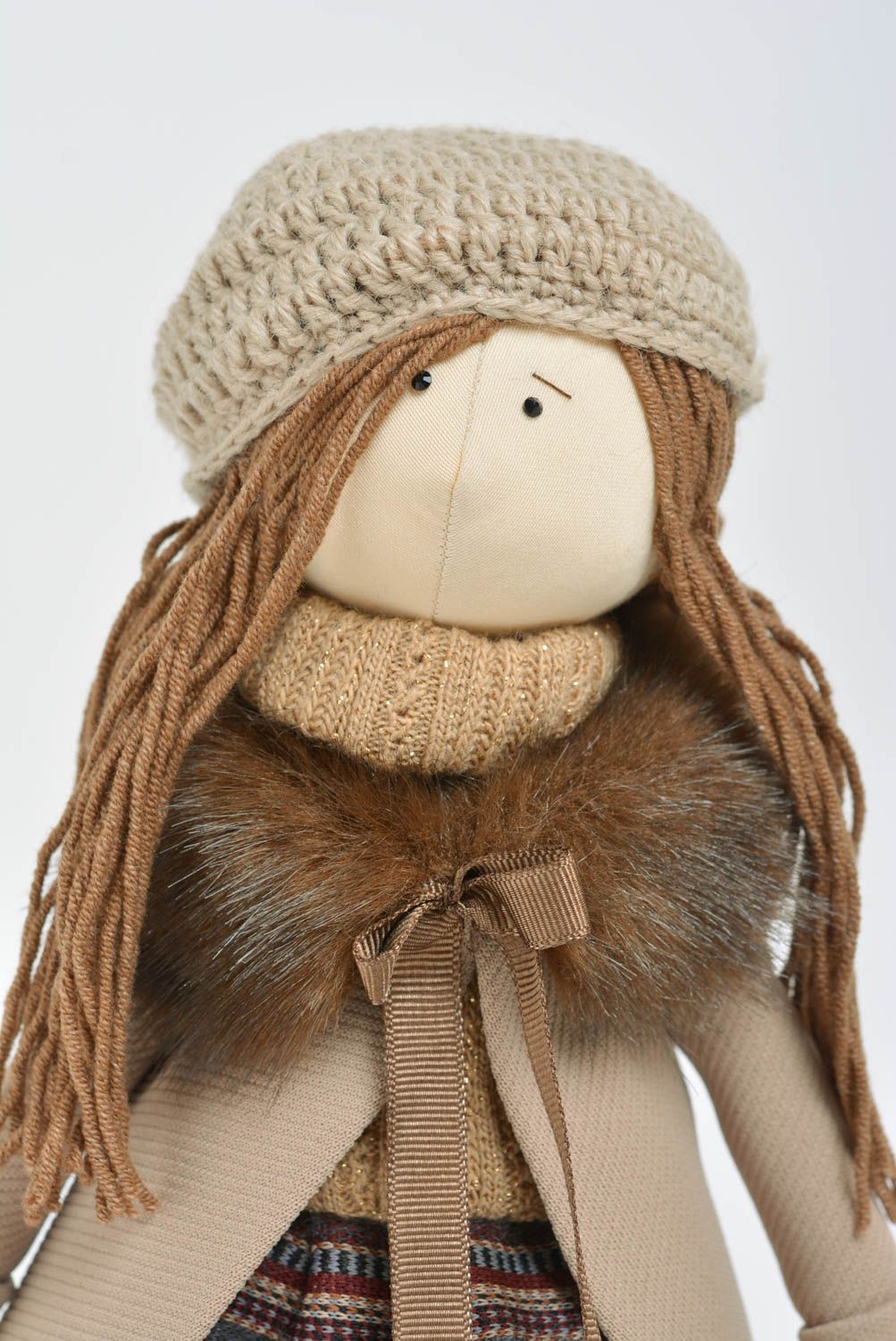 Muñeca de tela arteanal chica con abrigo al soporte pequeña  foto 2