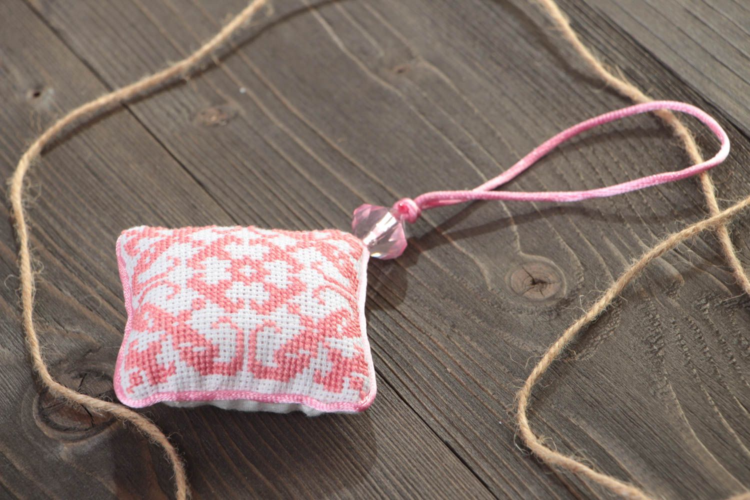 Almohadilla para agujas hacha a mano de tela con bordado con ojete rosada  foto 1