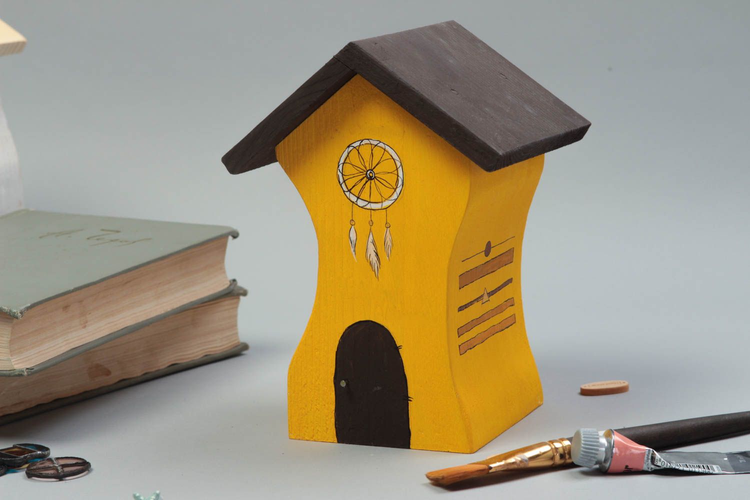Деревянная статуэтка домик небольшой желтый с коричневой крышей ручной работы фото 1
