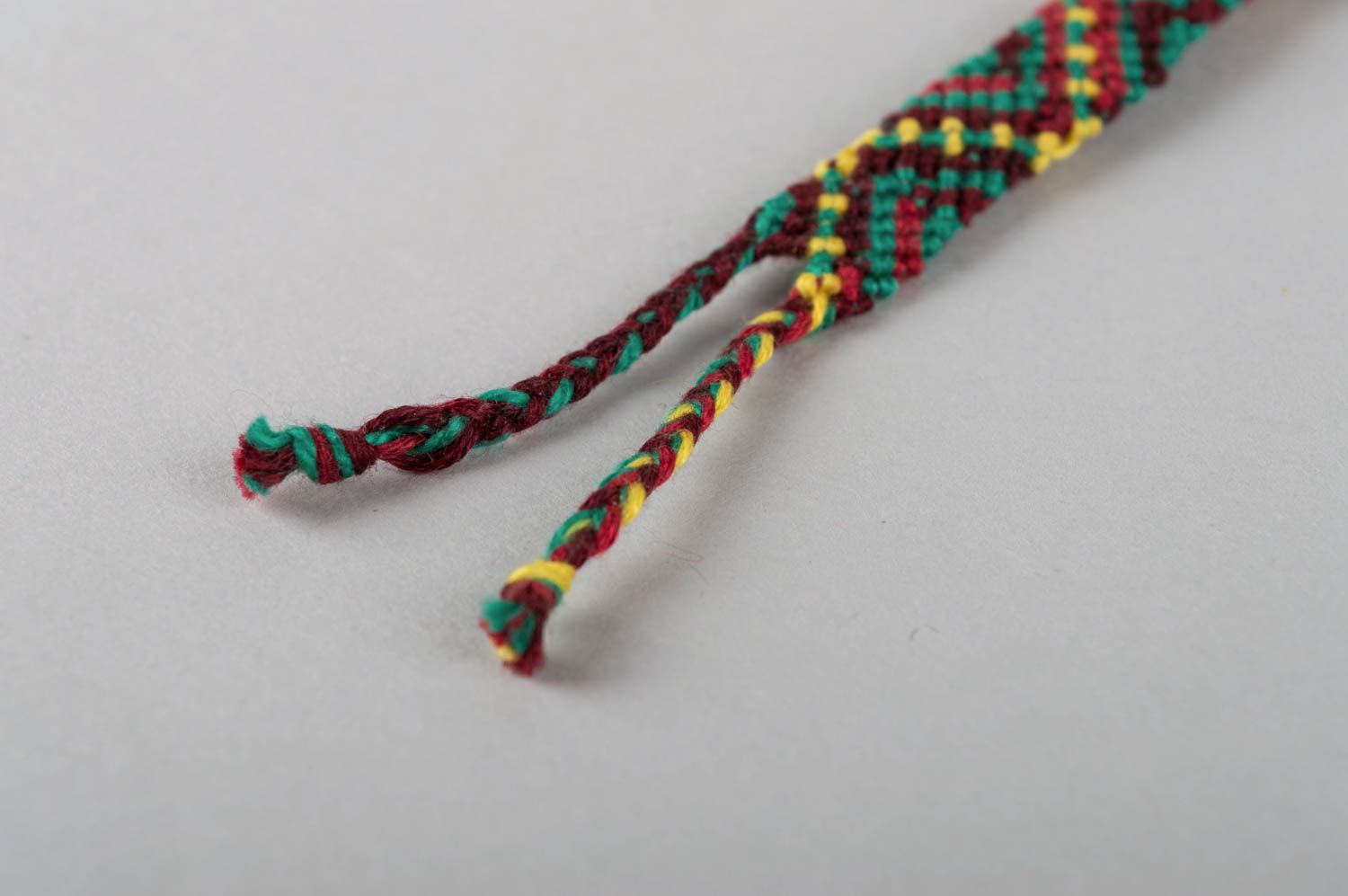 Плетеный браслет из ниток мулине ручной работы в пирамидку красочный красивый фото 5