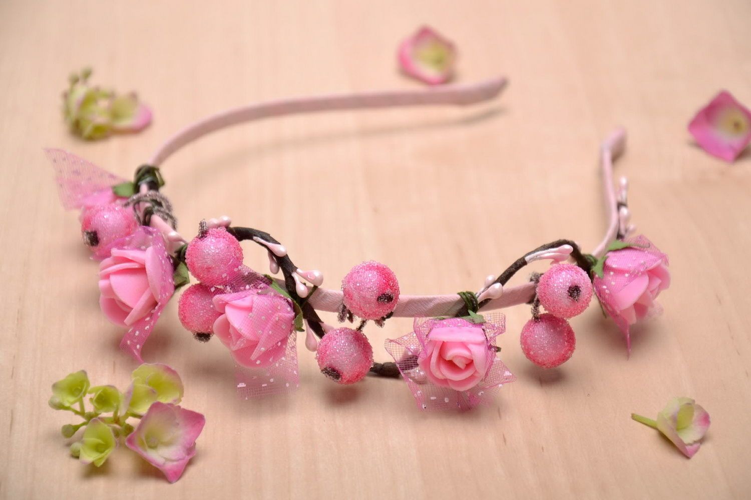 Headband with artificial flowers photo 5