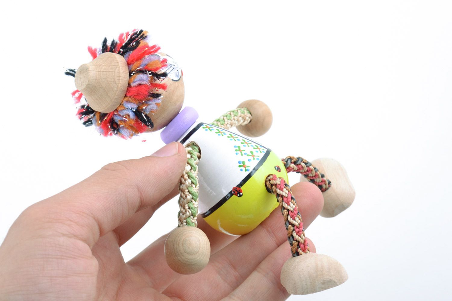 Handmade Spielzeug aus Holz in Form vom Kater im Hut mit Bemalung künstlerisch foto 2