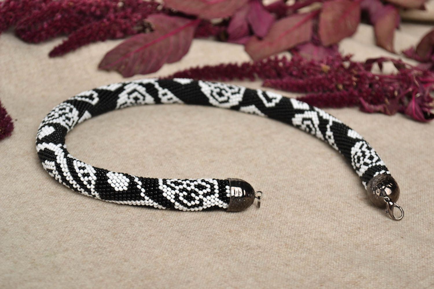 Collier spirale Bijou fait main noir et blanc Cadeau femme perles de rocaille photo 1