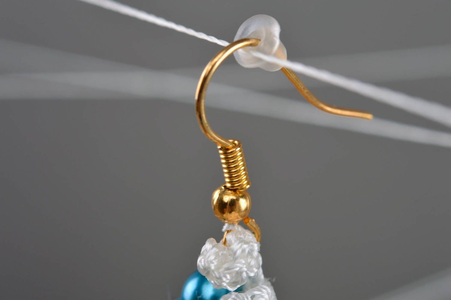 Boucles d'oreilles en fils faites main avec perles fantaisie blanches et bleues photo 3