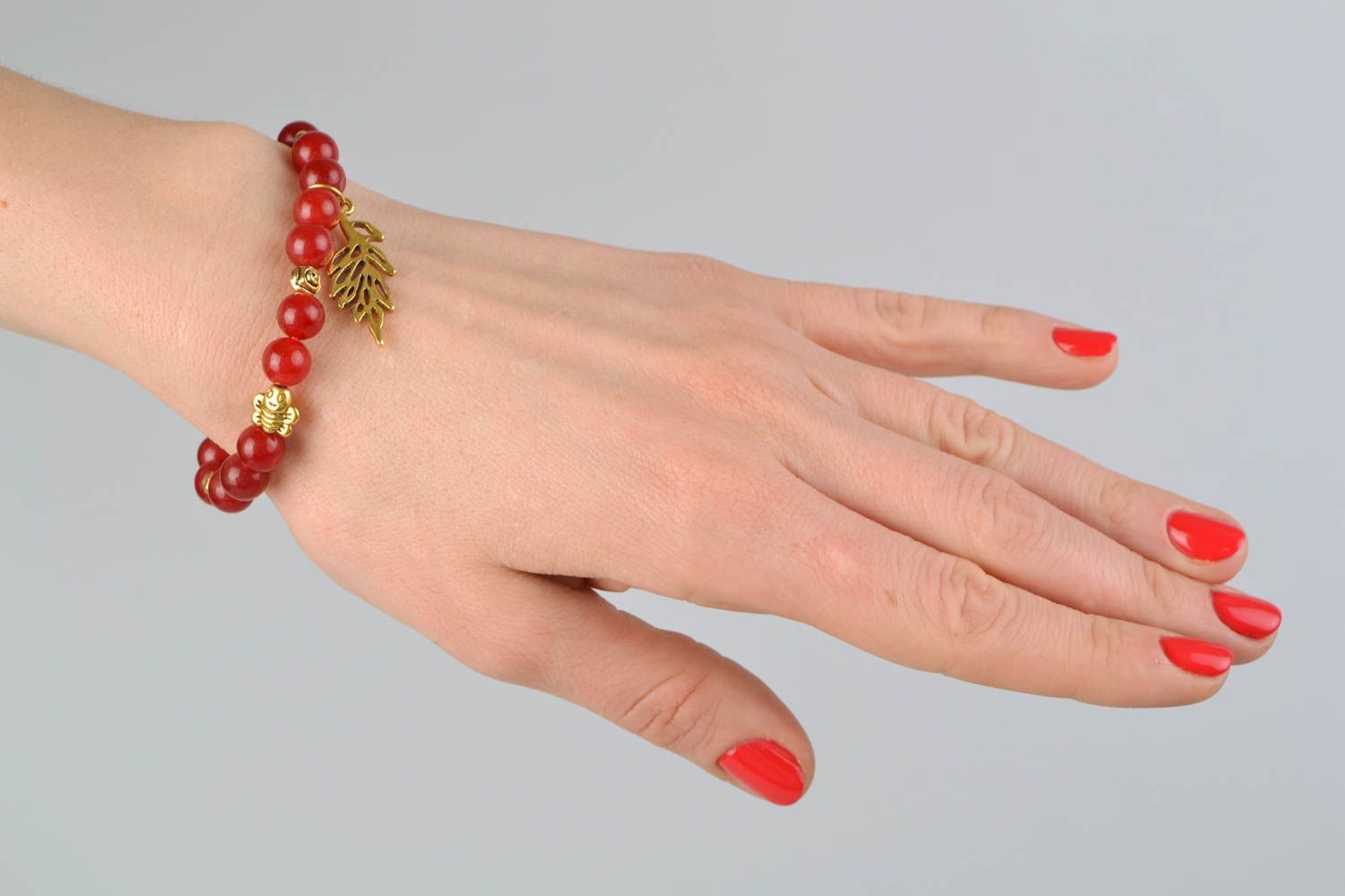 Bracelet en métal et marbre rouge étroit fait main pour femme original photo 2