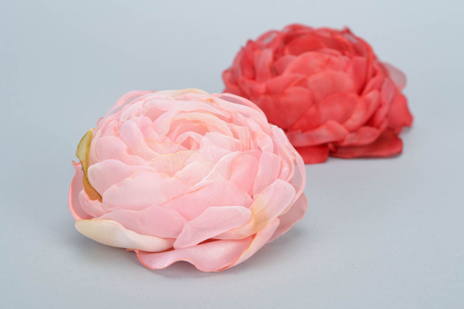 Парные заколки цветы набор 2 штуки из органзы и атласа красная и розовая фото 3