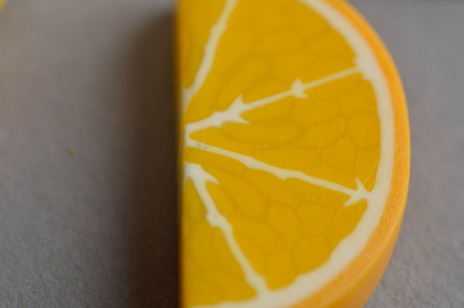 Серьги из полимерной глины ручной работы в виде долек апельсина с подвесками фото 5