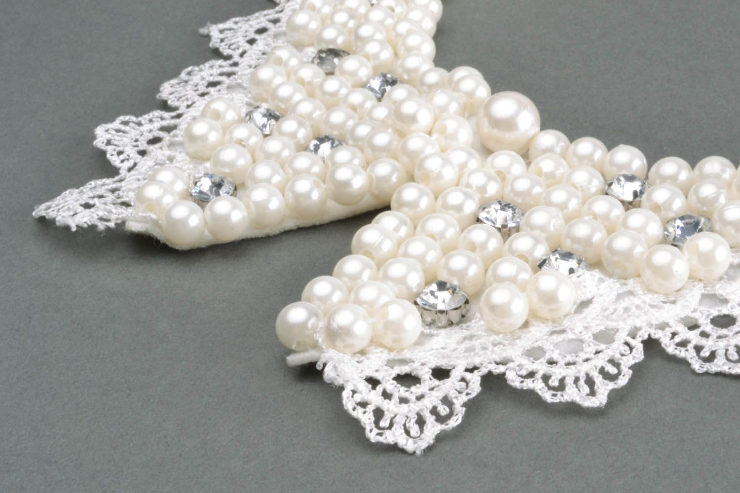 White collar with beads photo 2