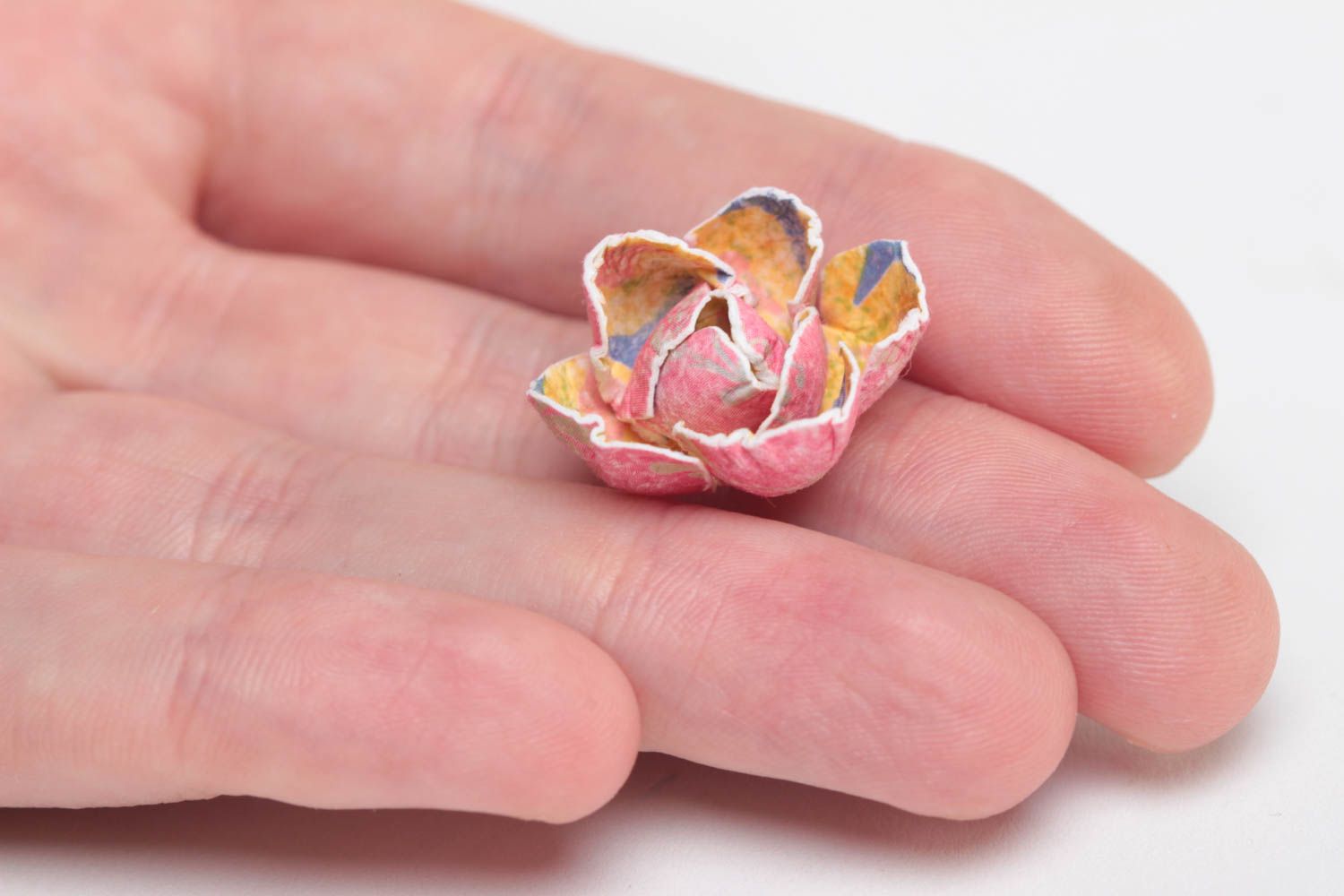 Декоративный цветок для рукоделия в технике скрапбукинг ручной работы маленький фото 5