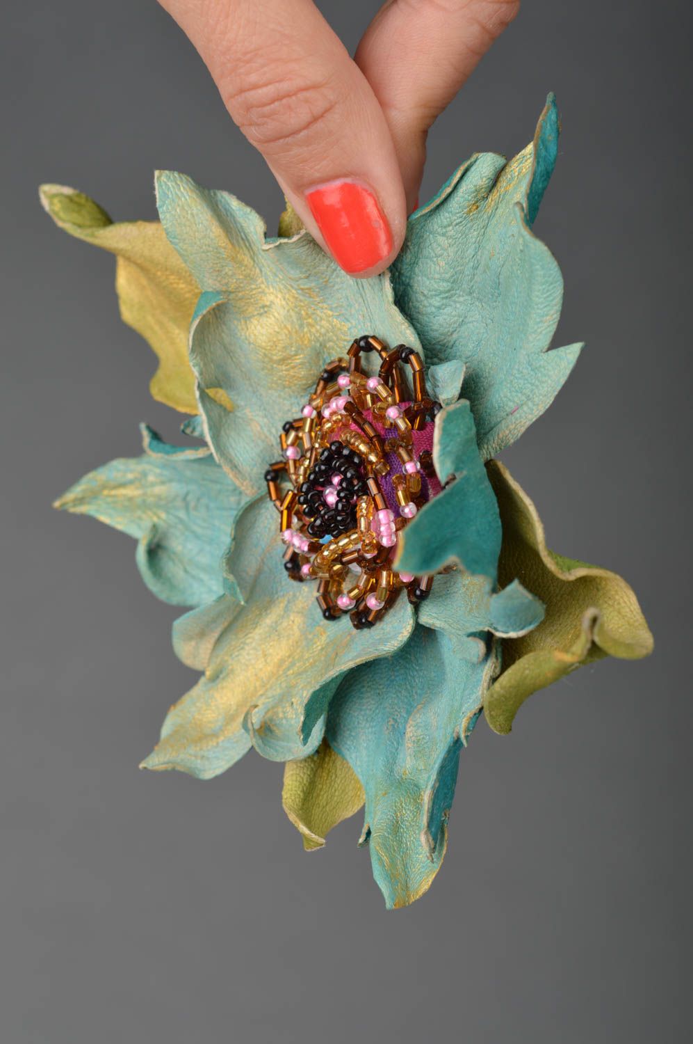 Broche barrette grande fleur de lis en cuir et perles de rocaille faite main photo 3