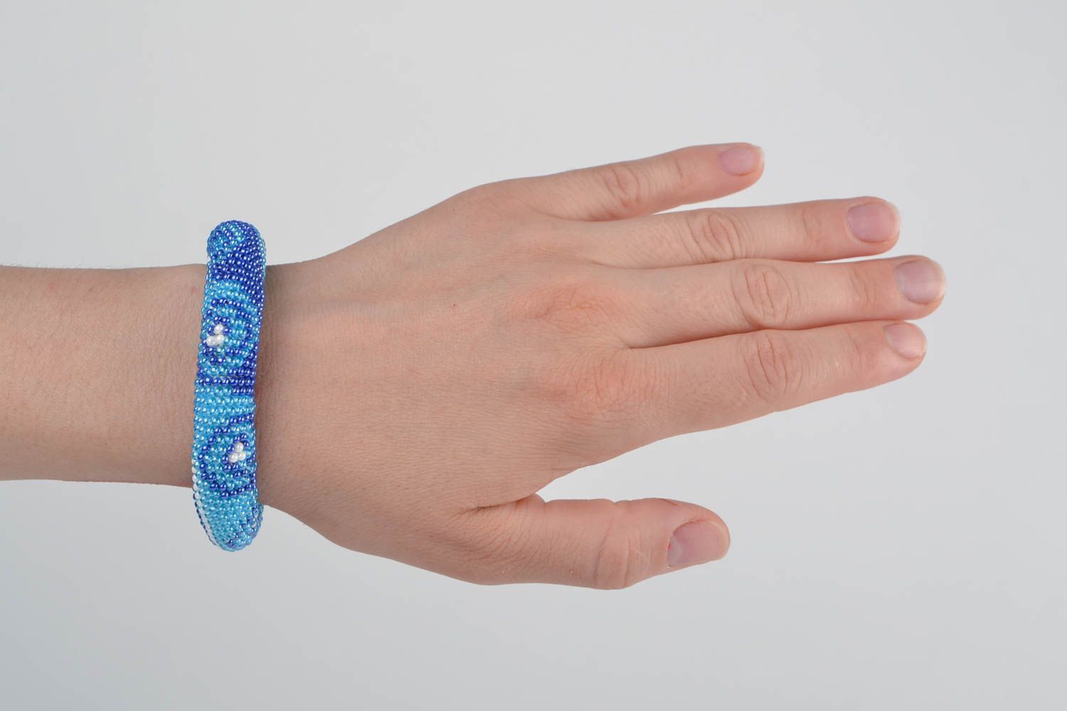 Litze Armband aus Glasperlen in Blau mit Mustern schön handgemacht gehäkelt foto 2