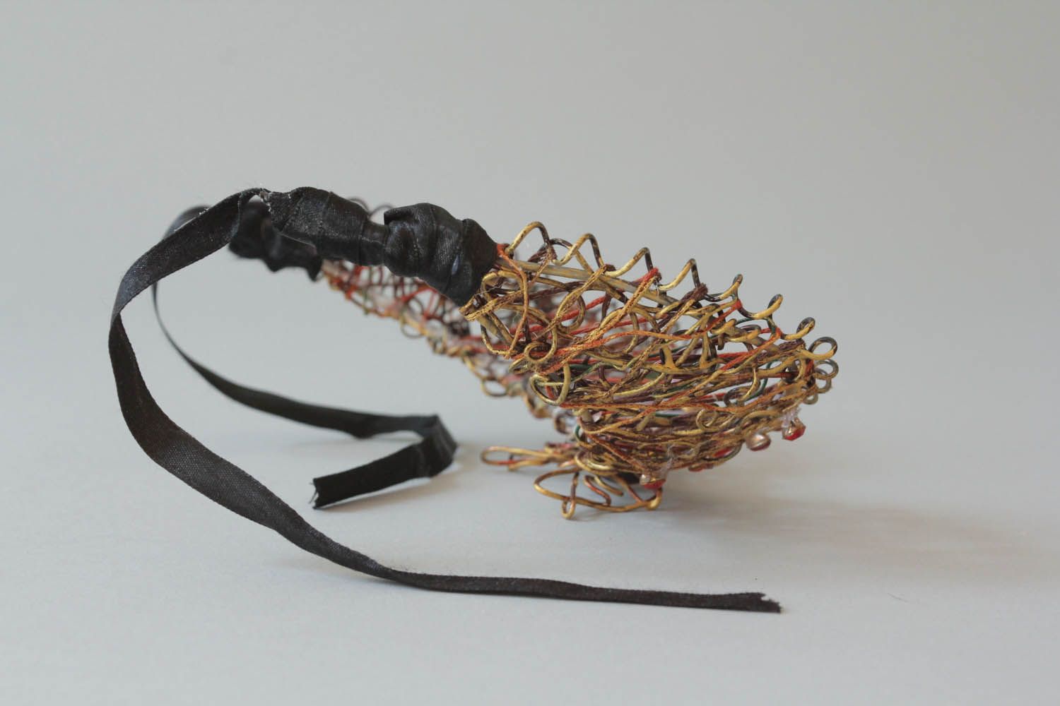 Cuello decorado hecho de alambre foto 4