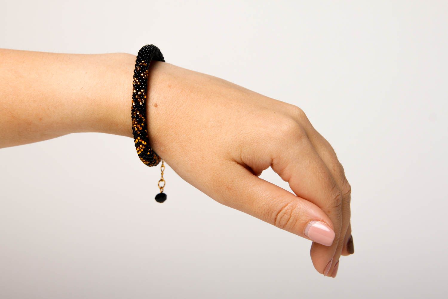 Bracelet perles rocaille Bijou fait main noir et or Accessoire femme cadeau photo 2