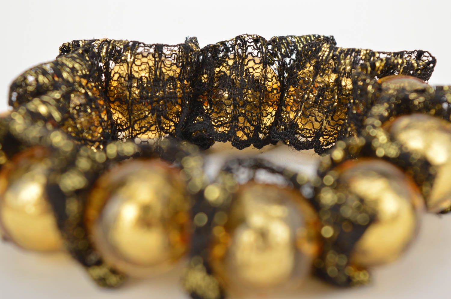 Bracelet fantaisie noir d'or Bijou fait main perles dentelle Accessoire femme photo 2