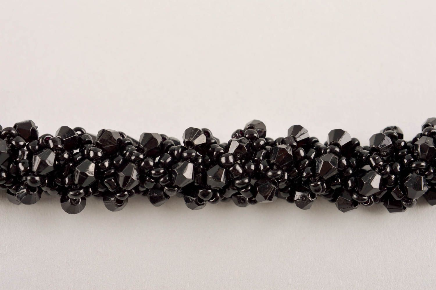 Collier femme Bijou fait main noir en perles de rocaille stylé Cadeau femme photo 3
