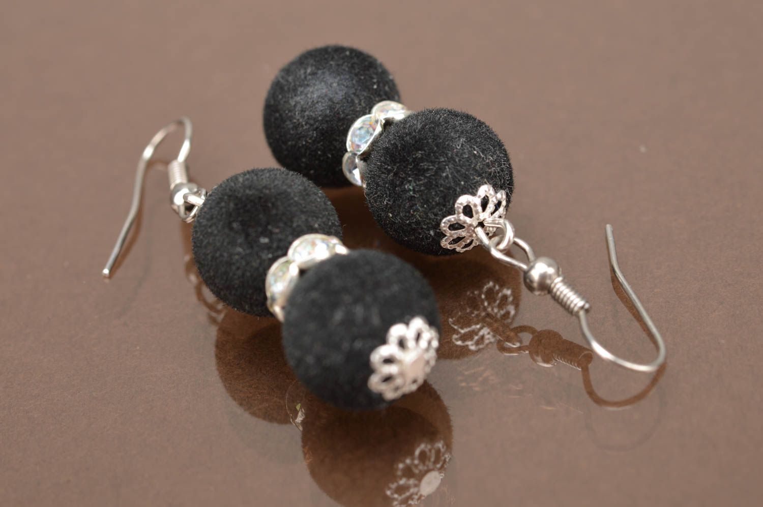 Boucles d'oreilles boules noires pendantes faites main élégantes stylées photo 5