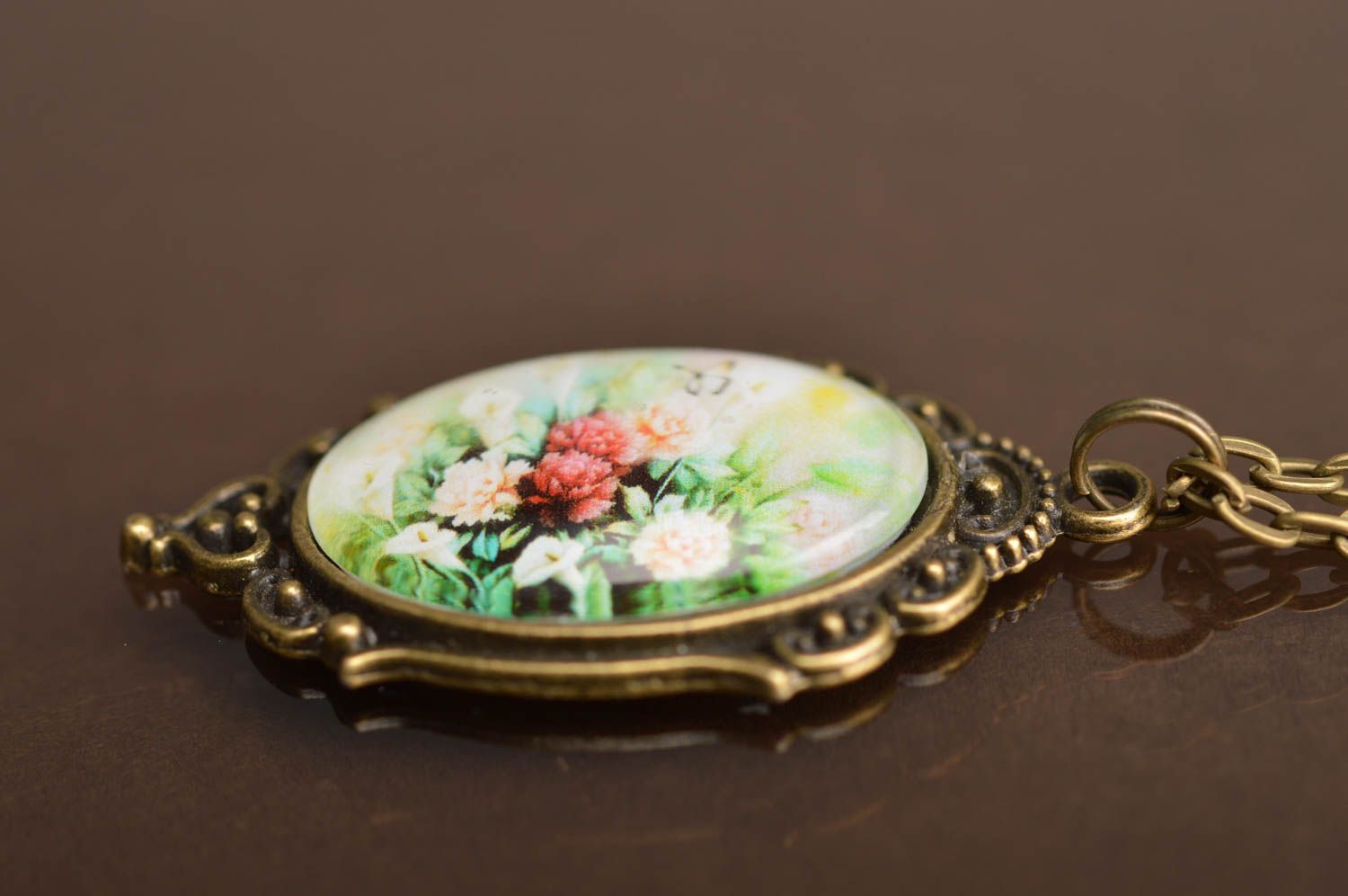 Pendentif avec fleurs ovale en métal fait main style vintage sur chaîne photo 5