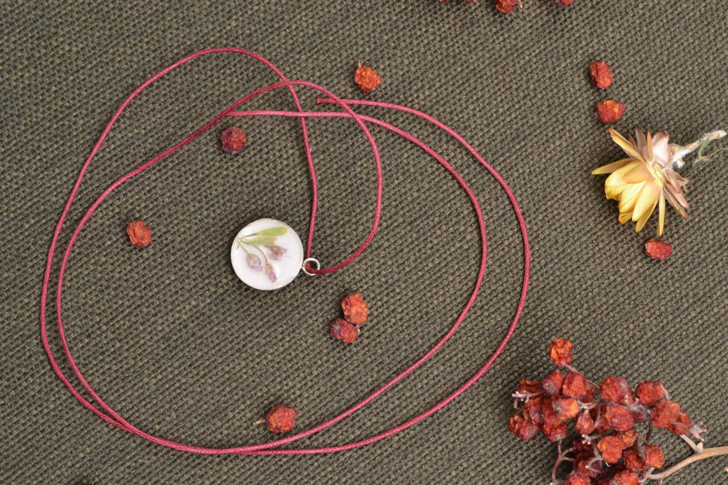 Pendentif rond élégant sur cordon fait main avec fleur séchée style hippie  photo 1