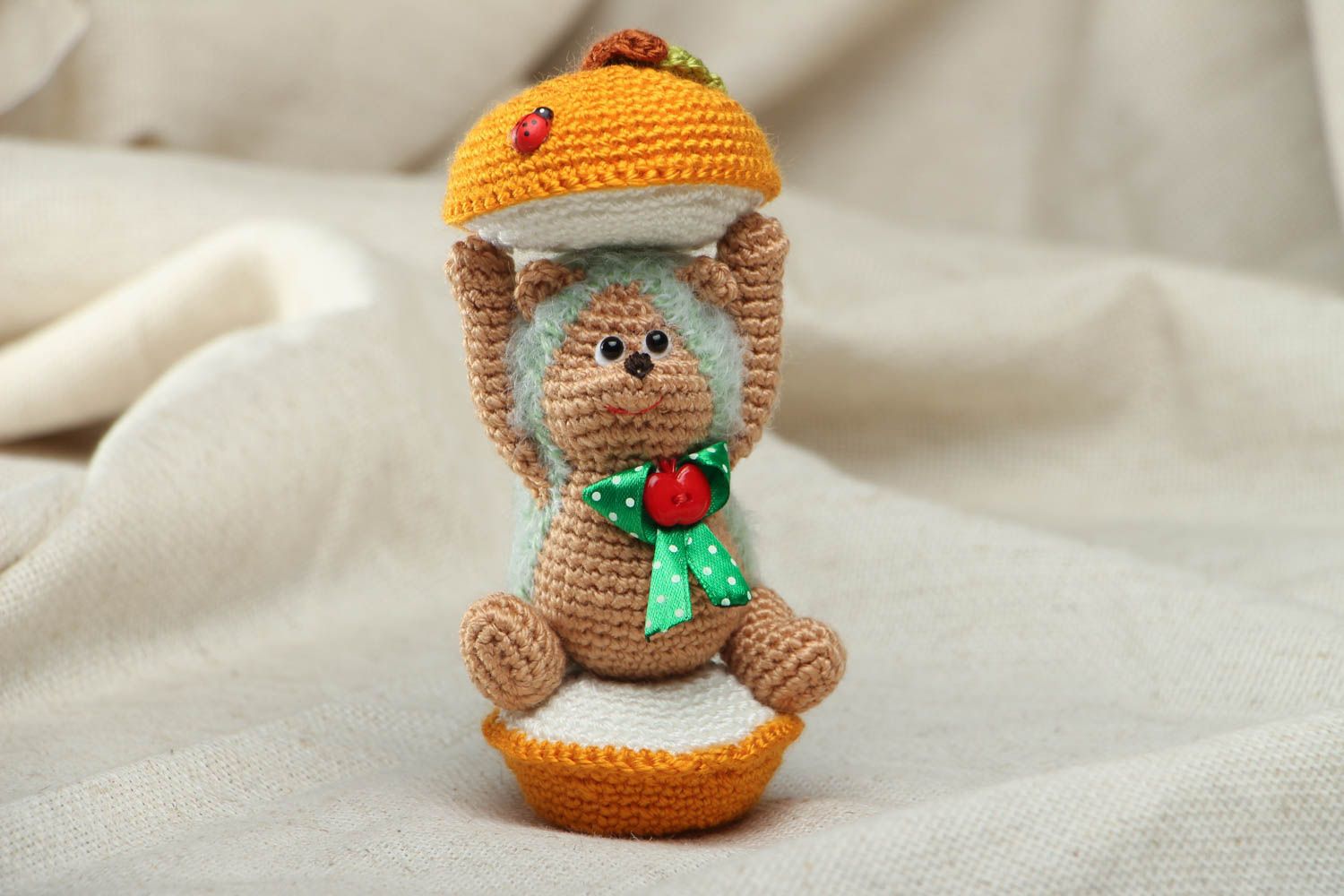 Brinquedo macio tricotado ouriço com uma maçã foto 1