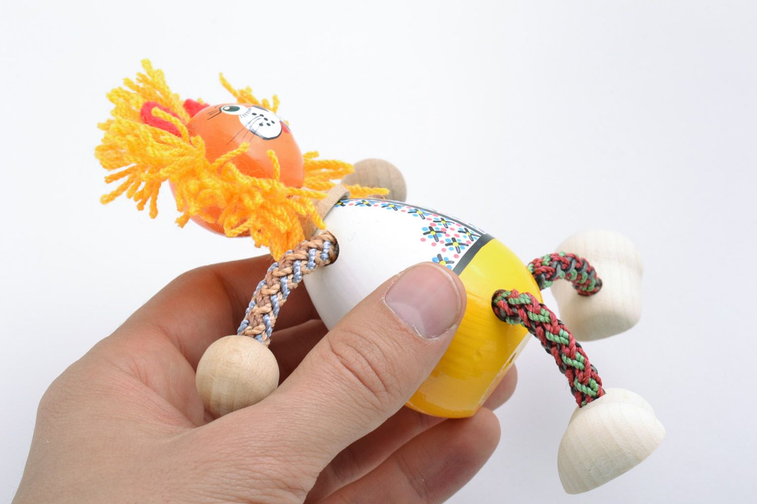 Handgefertigtes Öko Spielzeug aus Holz Löwe mit Bemalung in ukrainischer Tracht foto 3