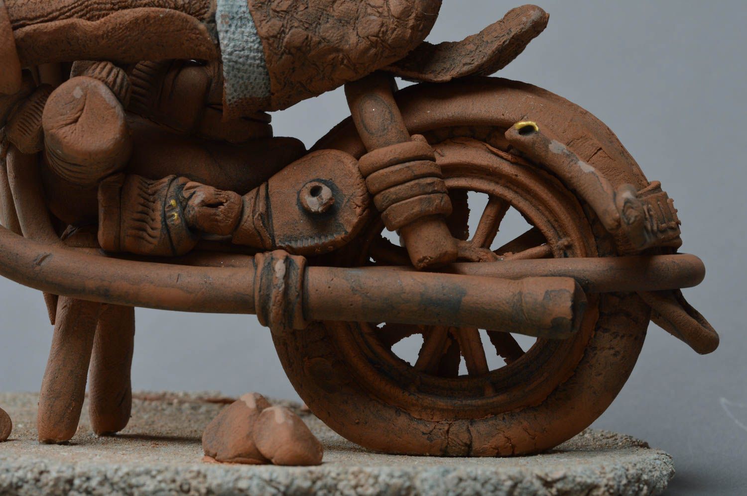 Ungewöhnliche keramische Statuette Mann mit Motorrad aus rotem und weißem Ton foto 4