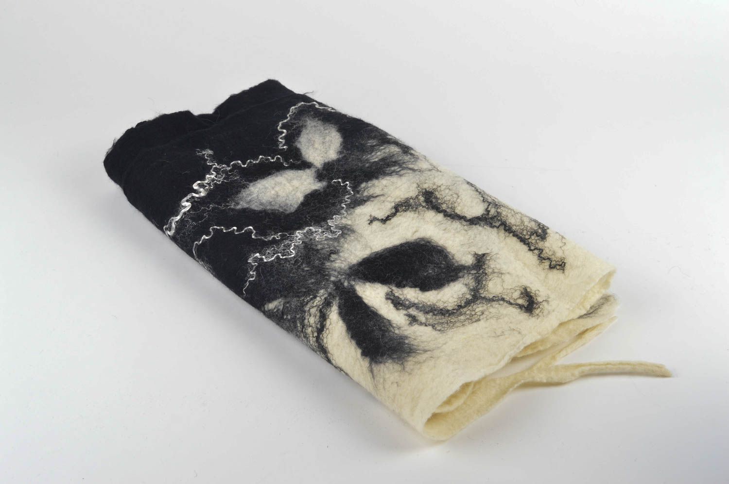 Женский шарф ручной работы шарф из шерсти черно-белый теплый валяный шарф фото 5