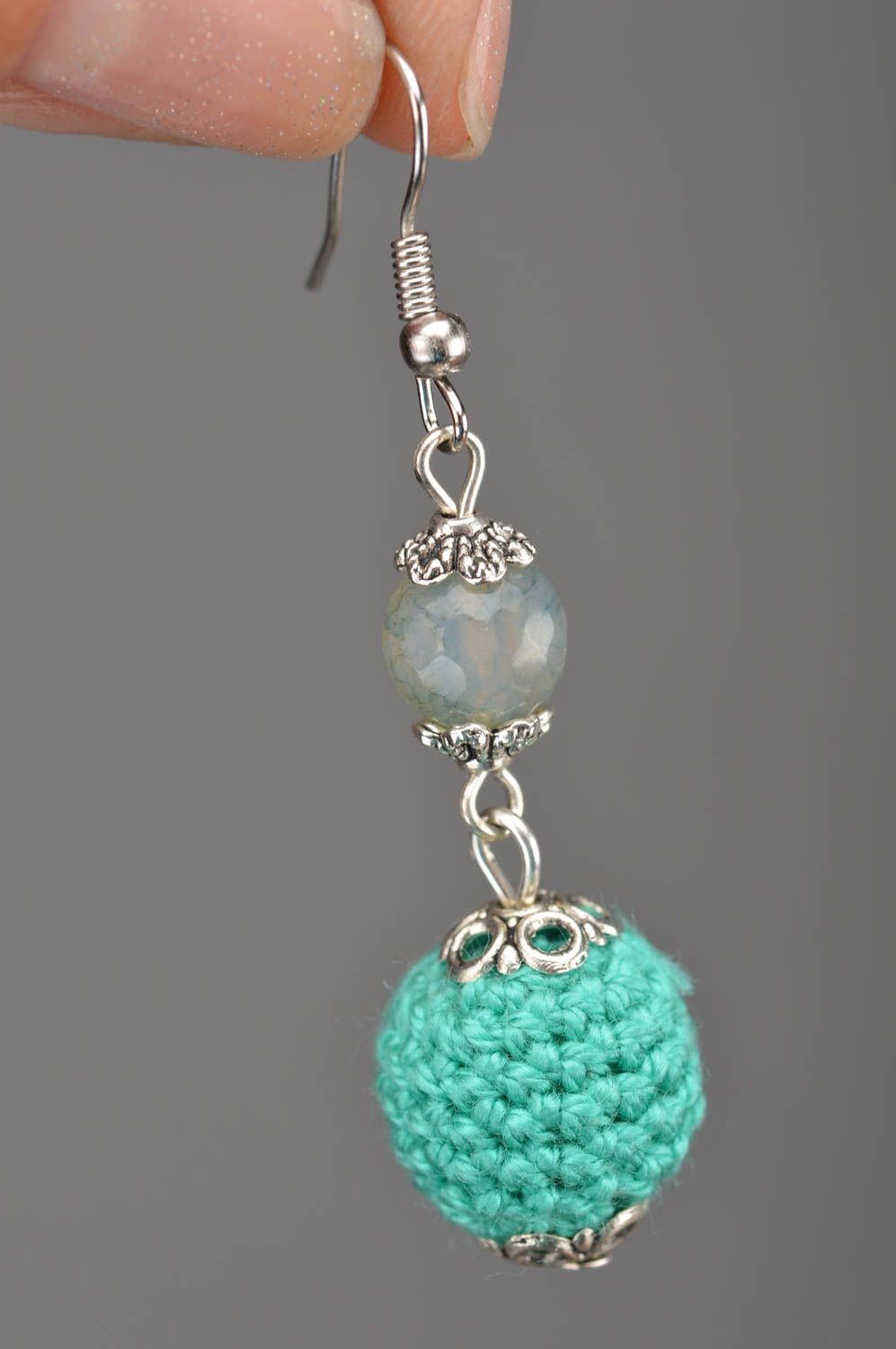 Boucles d'oreilles boules turquoise en fils faites main pendantes fantaisie photo 2