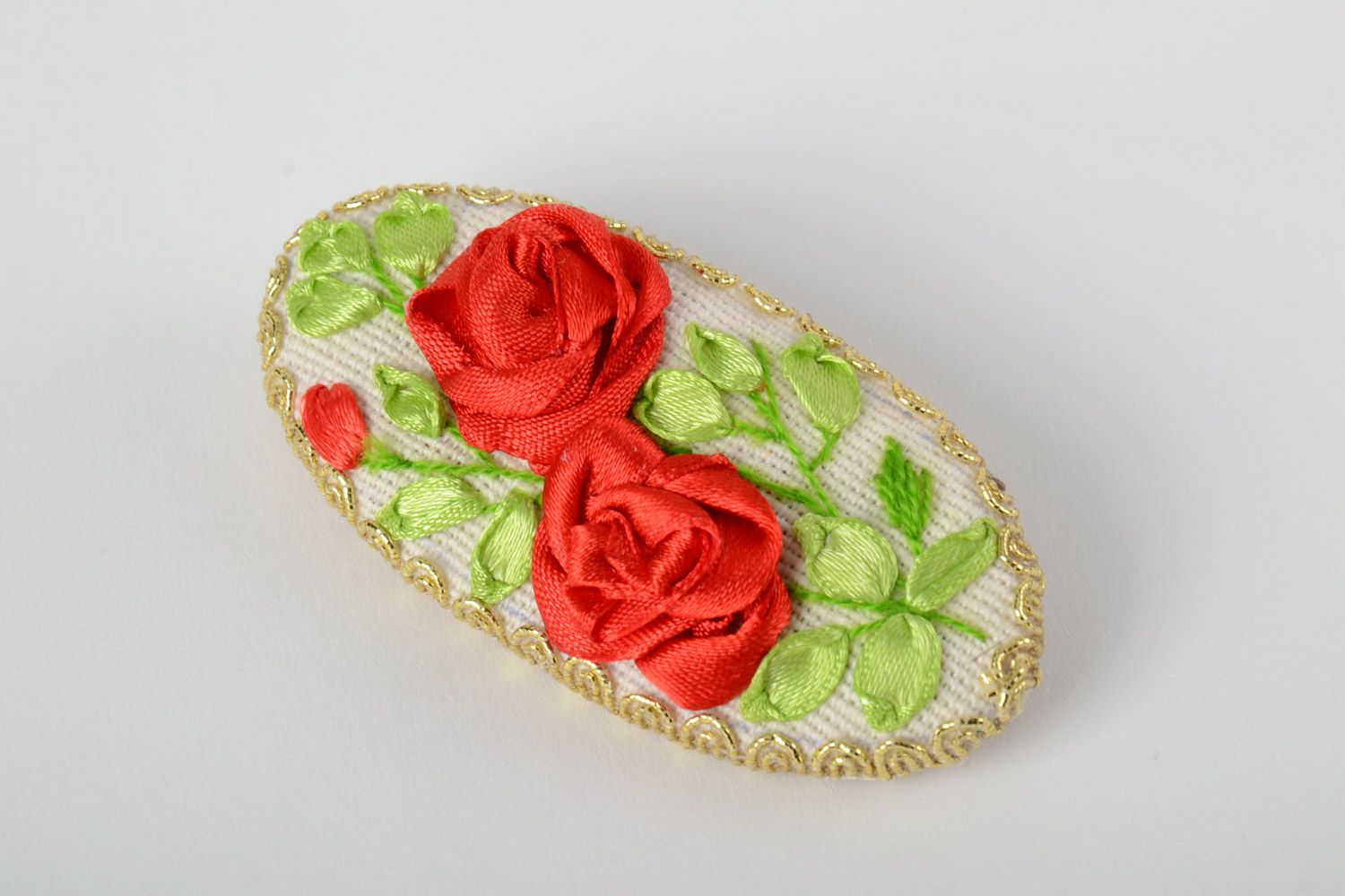 Handmade ovale Textil Brosche mit Stickerei Rosen aus Atlasbändern und Spitze  foto 2