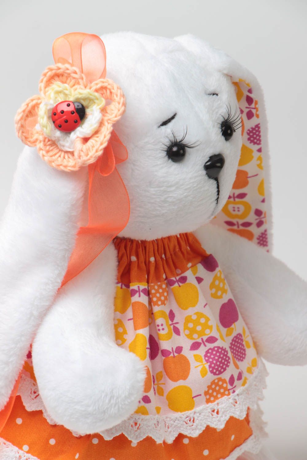 Детская мягкая игрушка ручной работы зайка в платье из ткани для девочке фото 3